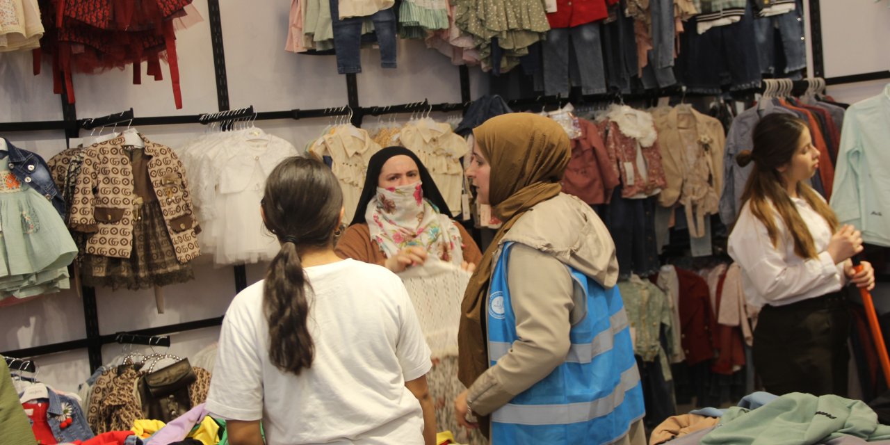 Cizre'de "Yetim gülse Cizre güler" sloganıyla bin çocuğa bayramlık elbise verildi