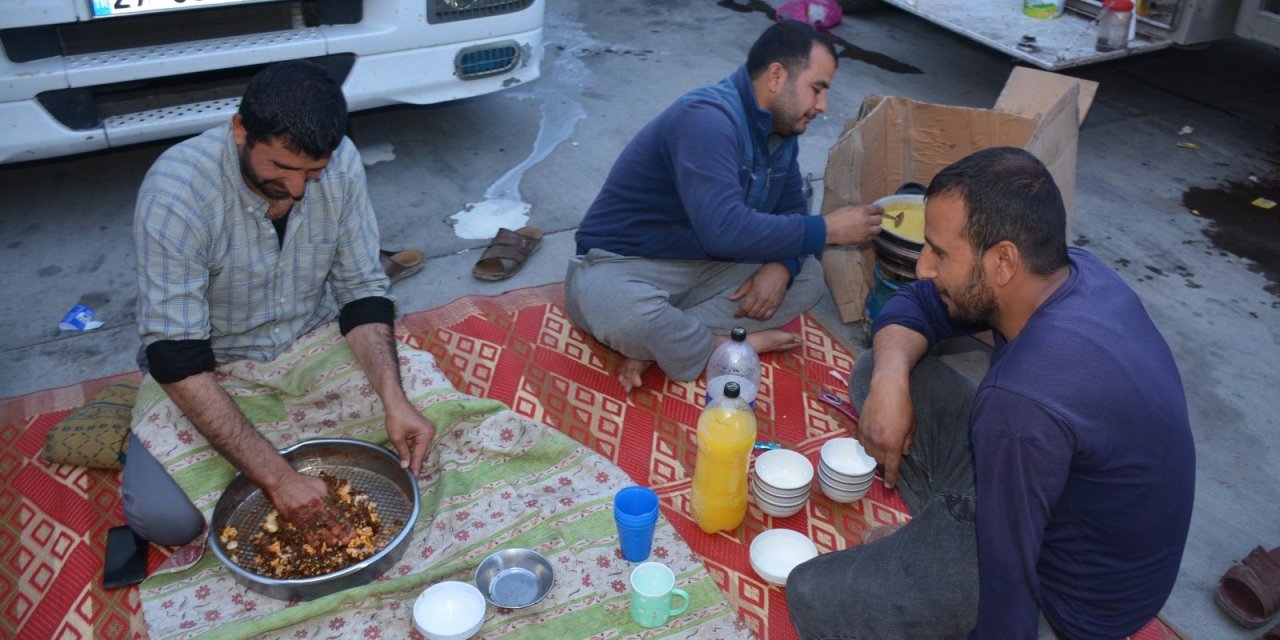Tır Şoförleri, Habur Sınır Kapısı'nda sıra kuyruğunda İftar açıyor