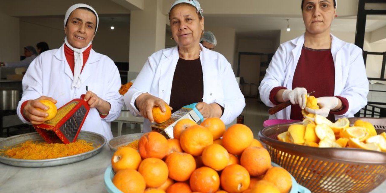 Dalda kalan narenciyenin kabuğu depremzede kadınların elinde reçel oldu