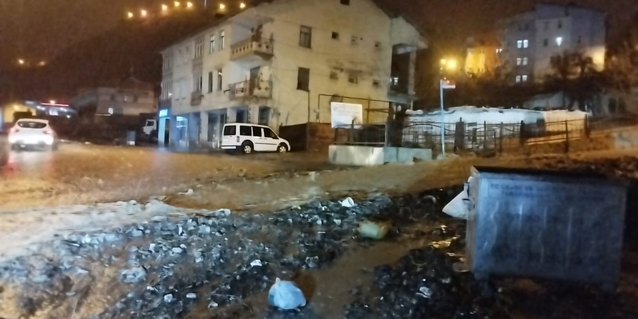 Hakkari sular altında kaldı! Şırnak-Van karayolunda yağış nedeniyle çökme meydana geldi