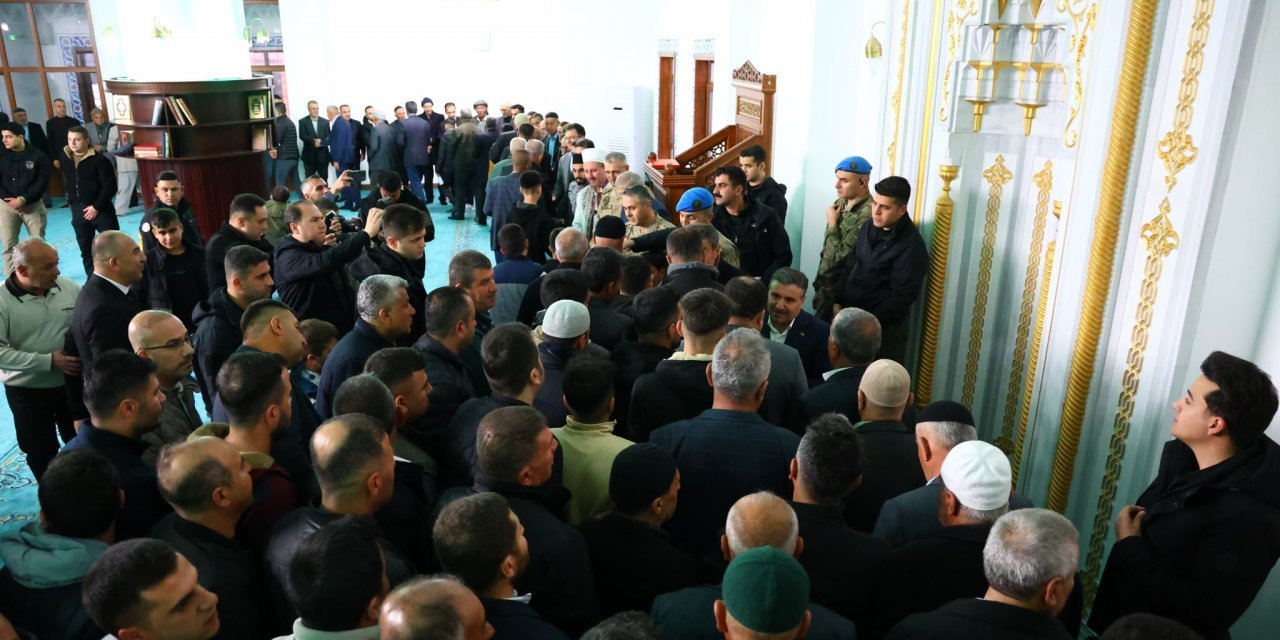 Vali Atay ve il protokolü vatandaşlar ile bayram namazında buluştu