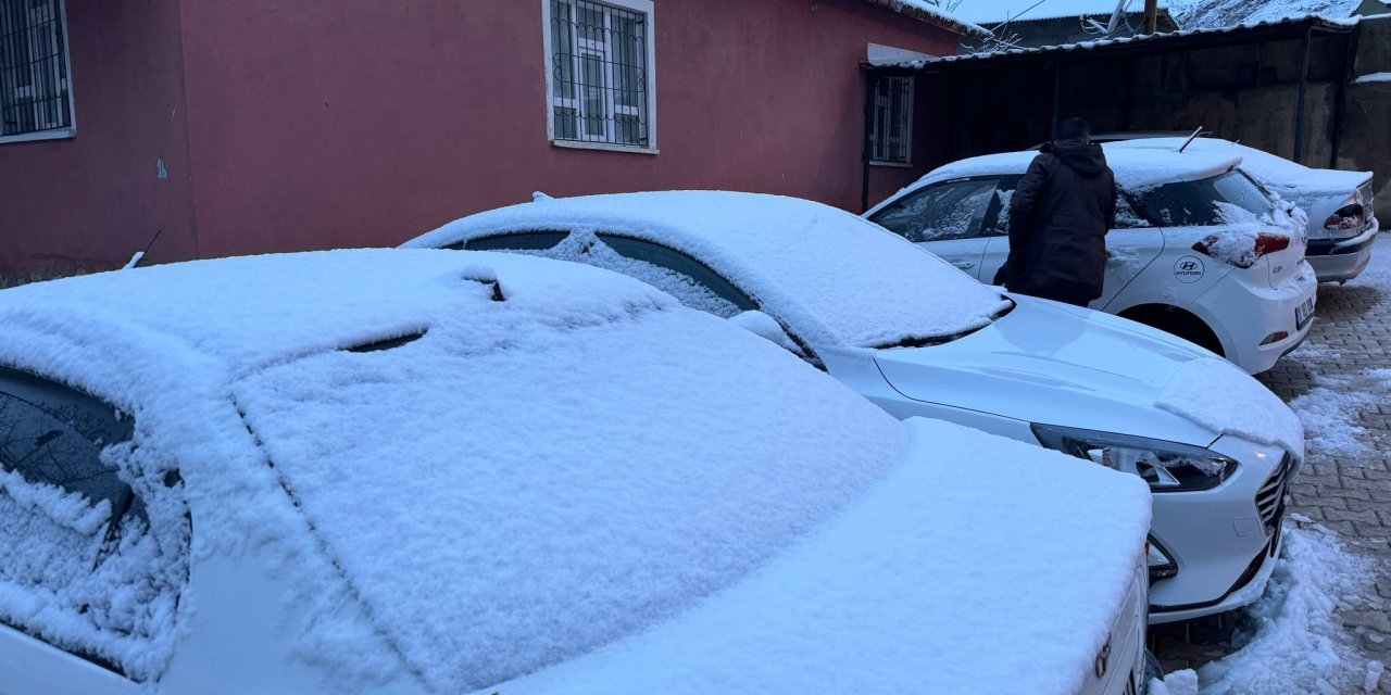 Van'da bayram günü kar sürprizi