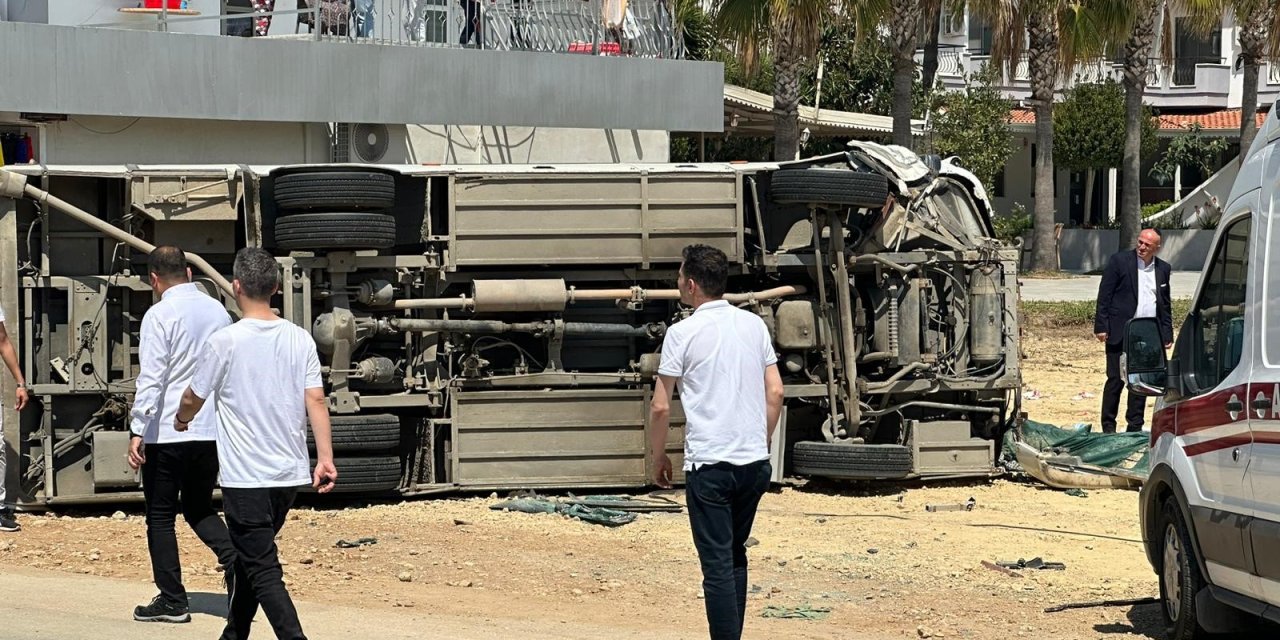 Antalya'da Servis aracı otomobille çarpıştı: 29 yaralı
