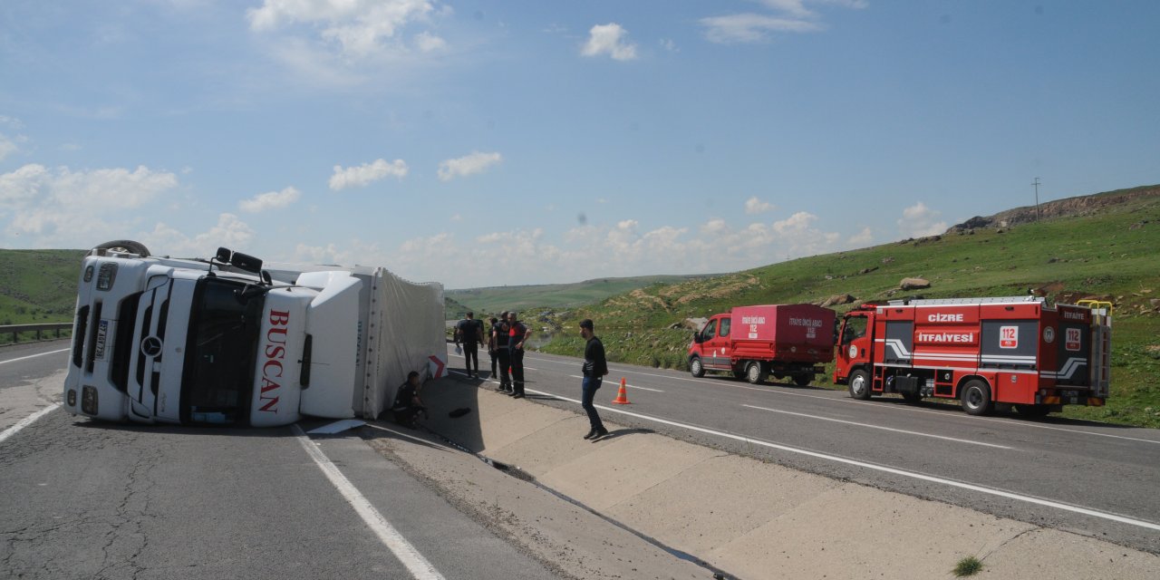 Cizre’de Tır devrildi, sürücü ölümden döndü