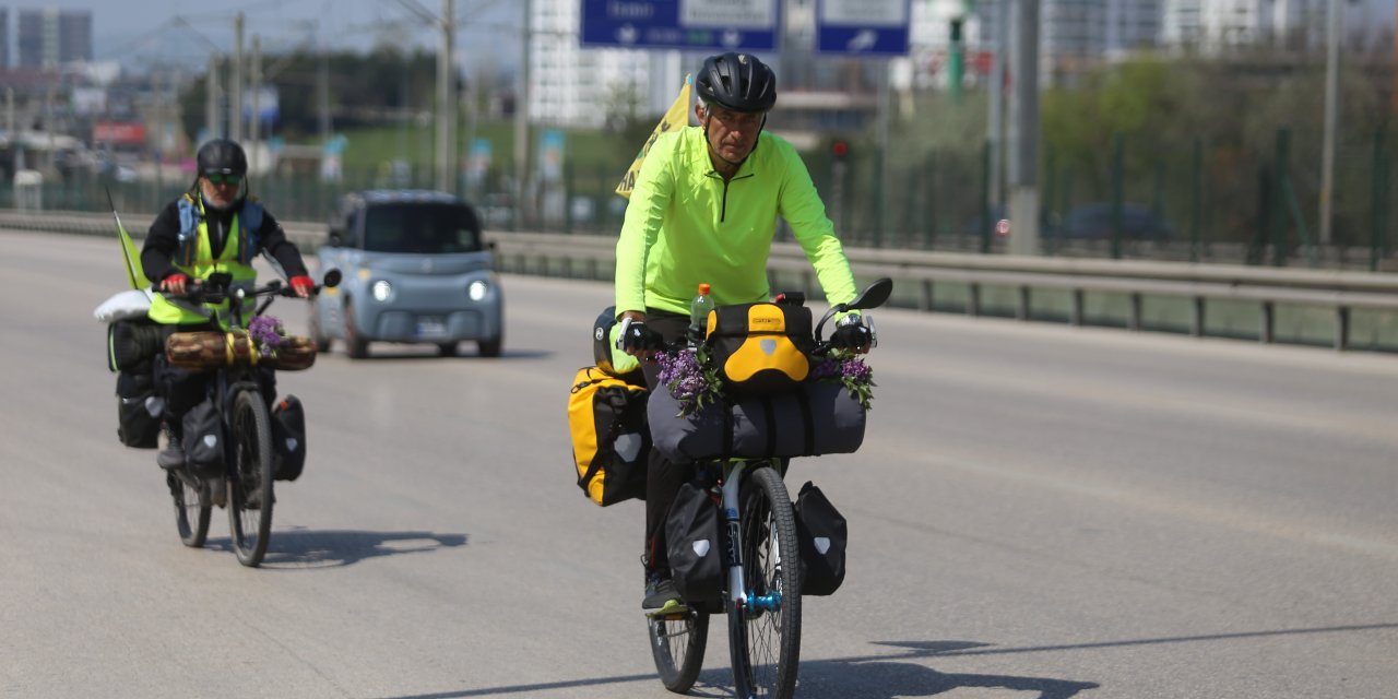 Hac vazifesi için Üsküp'ten Mekke'ye pedal çeviren ikili, Bursa'da mola verdi