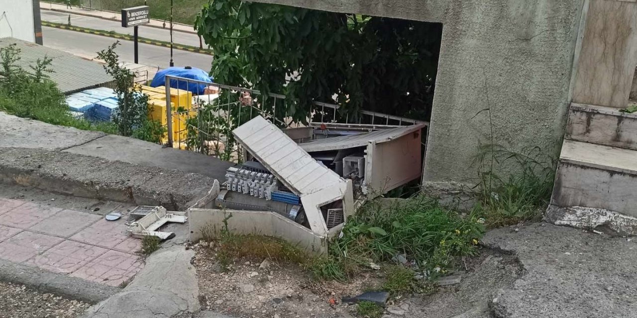 Cizre’de devrilen elektrik panosu tehlike saçıyor