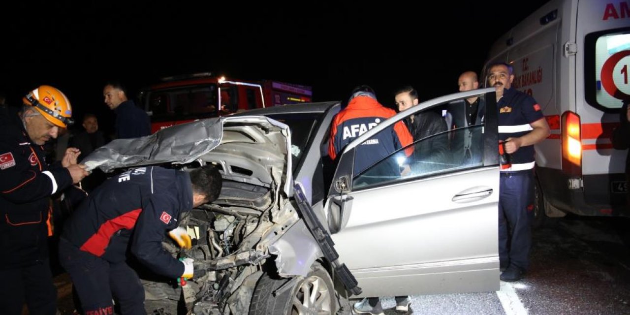 Muş'ta iki otomobil çarpıştı, 9 kişi yaralandı