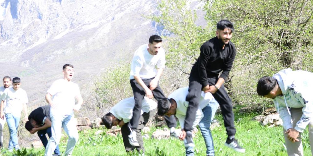 Beytüşşebap'ta baharın gelişiyle vatandaşlar dağlara çıktı