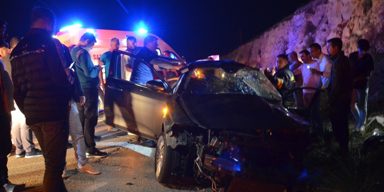 Yolcu otobüsü otomobille çarpıştı: 4 ölü