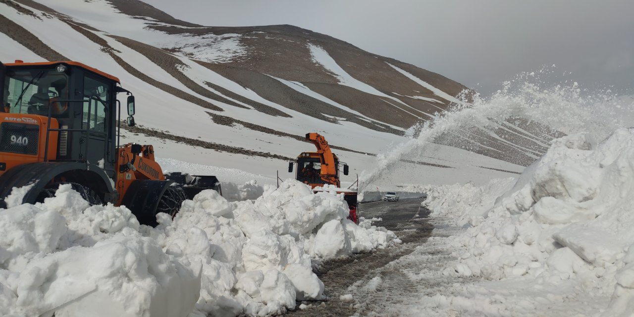 Van'da Çığ Riski Nedeniyle 3 Aydır Kapalı Olan Kara Yolu Ulaşıma Açılıyor