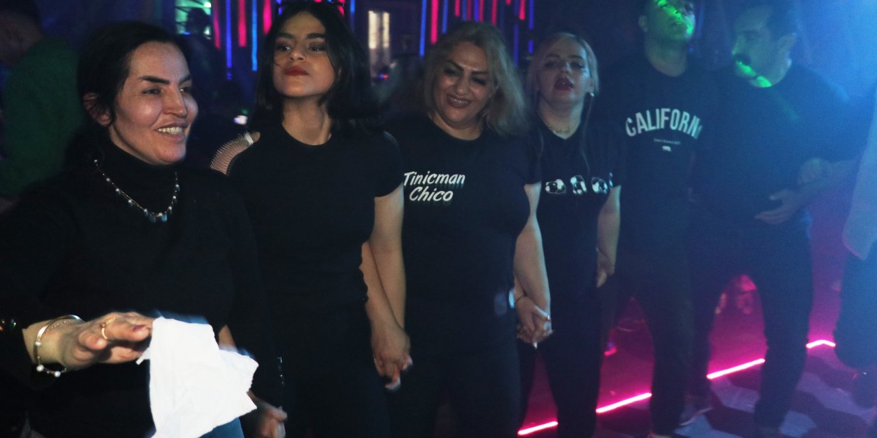 İranlı Turistler Van'da Halay Çekmeyi Öğreniyor