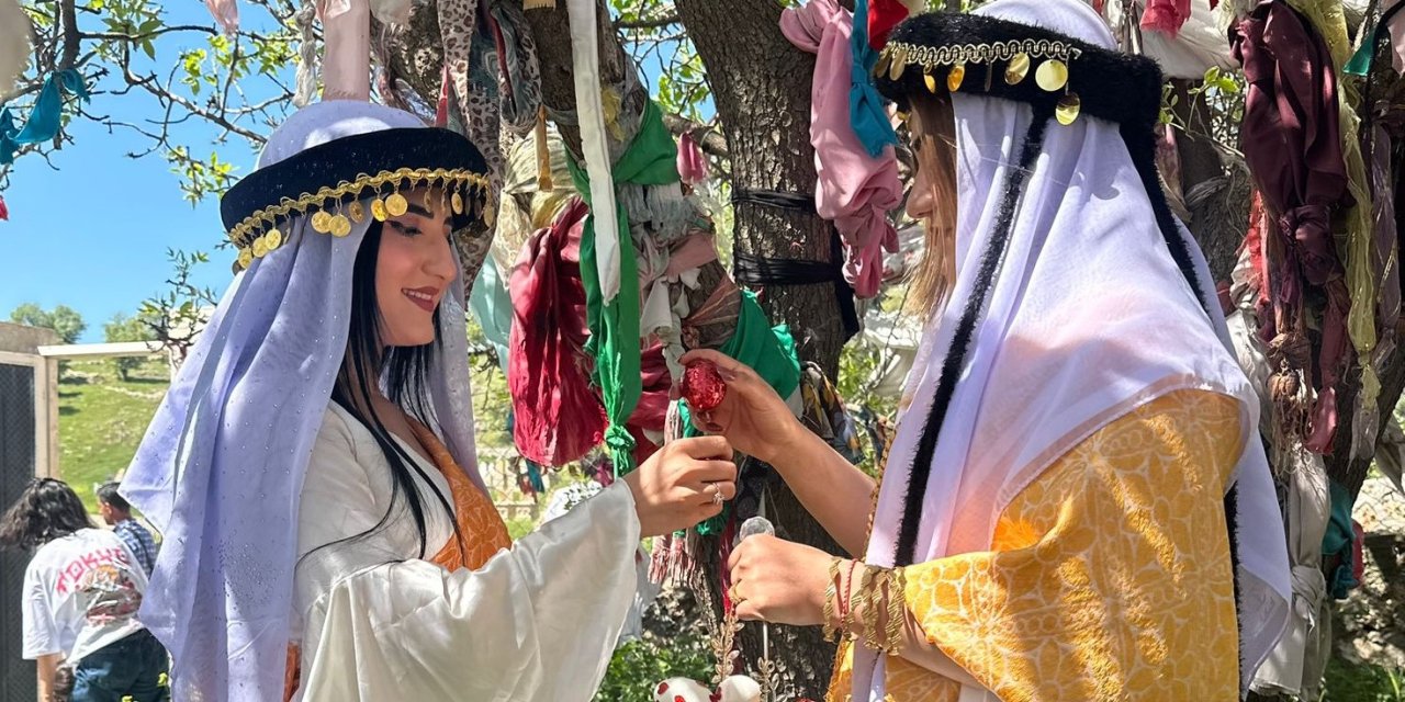 Şırnak İdil’de Êzidilerin “Çarşema Sor” Bayramı renkli görüntülere sahne oldu