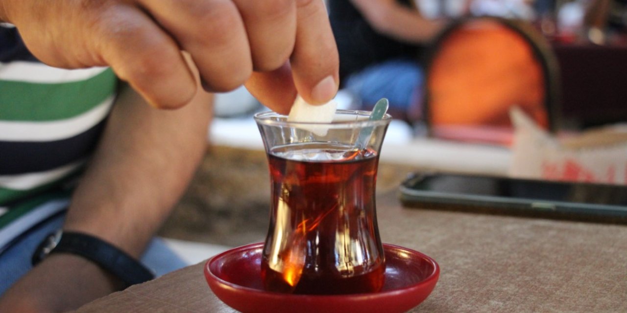 Çayın tozu nasıl alınır? İşte çay ustalarının kullandığı o ödüllü yöntem
