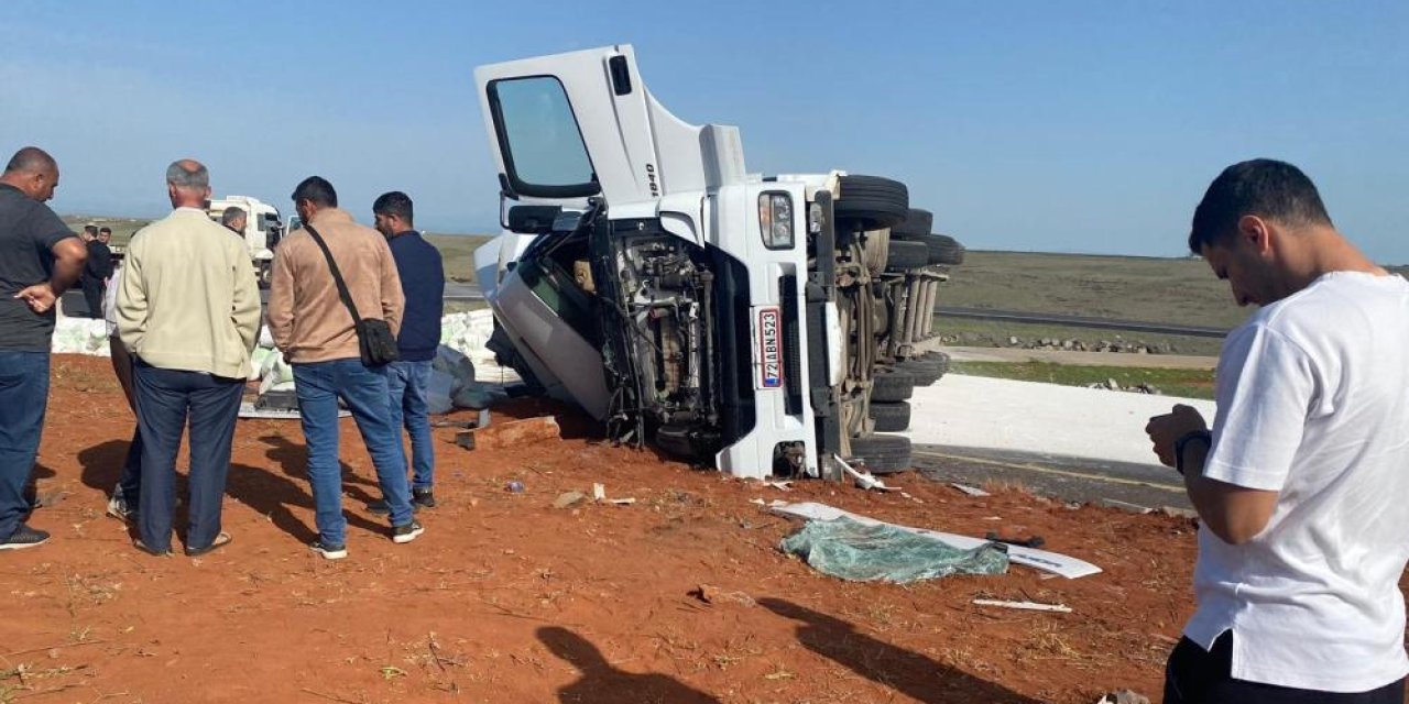 Devrilen tır, Siverek-Diyarbakır karayolunu 2 saat kapattı