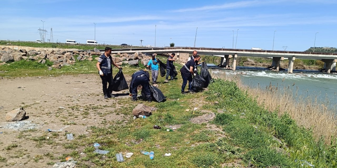 Dicle Nehri çevresi temizleniyor