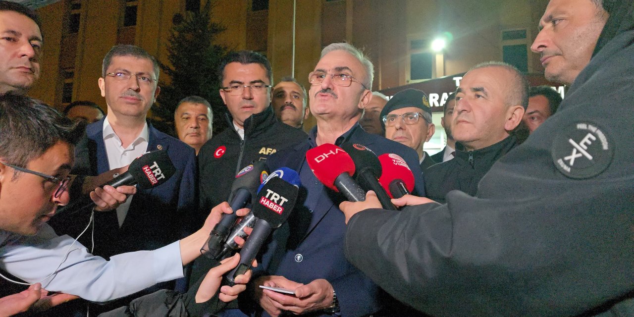 Bakan Yardımcısının basın açıklaması sırasında deprem oldu