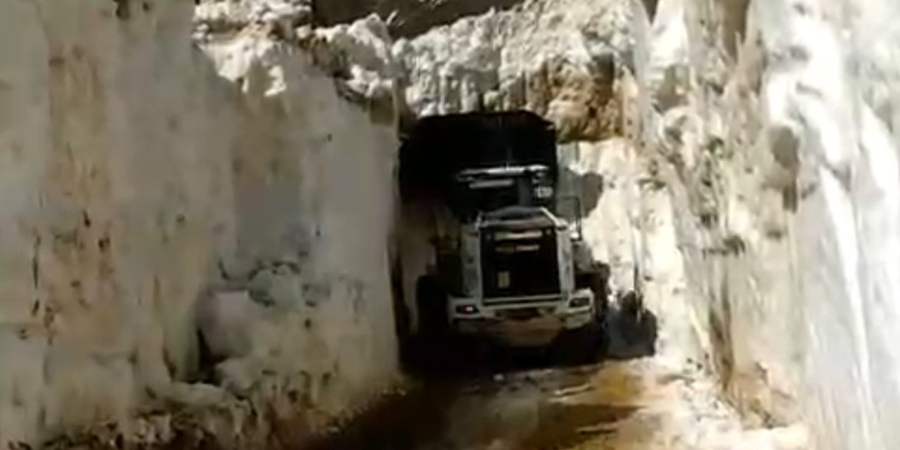 Yüksekova'da Doski Vadisinde 5 metreyi bulan karda yol açma çalışması