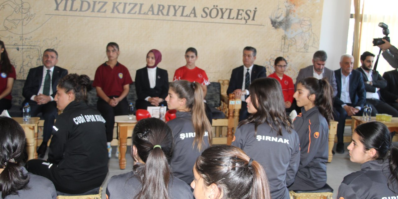 Bakan Göktaş, Dengbej Evi'nde Cudi’nin yıldız kızları ile bir araya geldi
