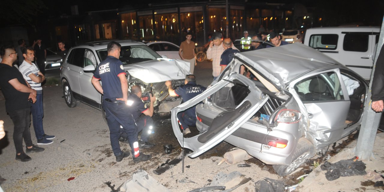 Cizre’de 2 otomobil kafa kafaya çarpıştı: 3 yaralı