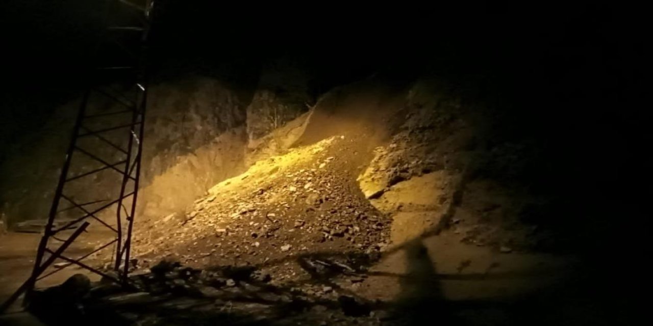 Hakkari’de toprak kaymasında küçükbaş hayvan sürüsü son anda kurtuldu