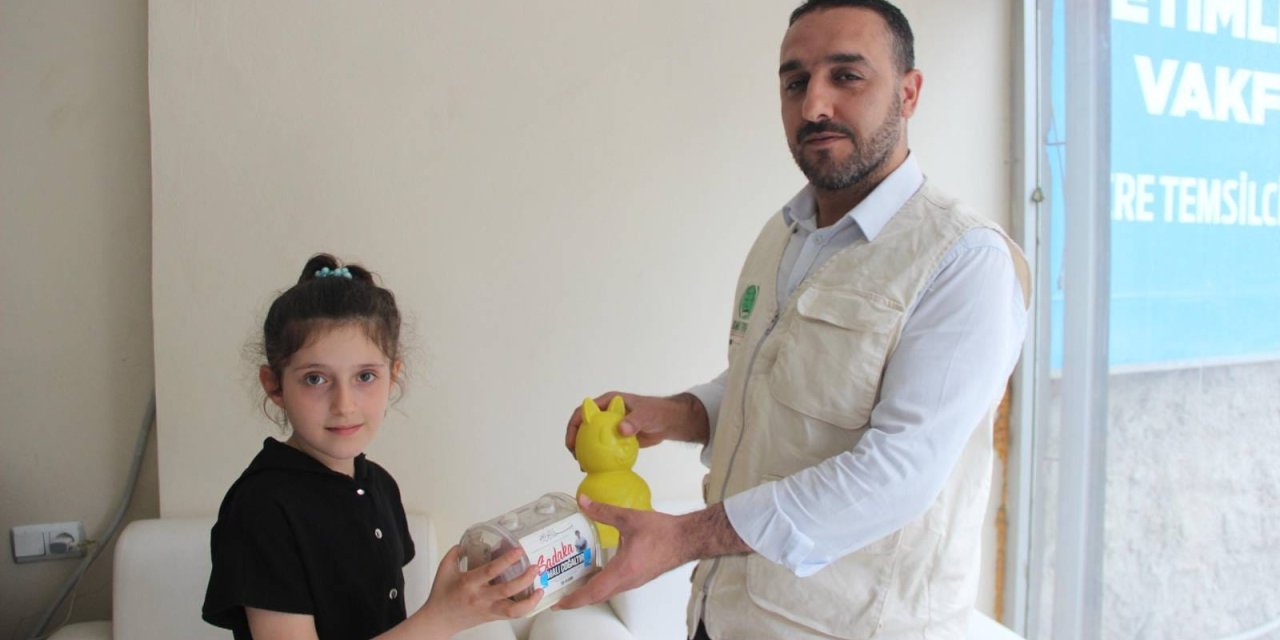 Cizre'de 10 yaşındaki  kız, kumbarasını Gazze'ye bağışladı