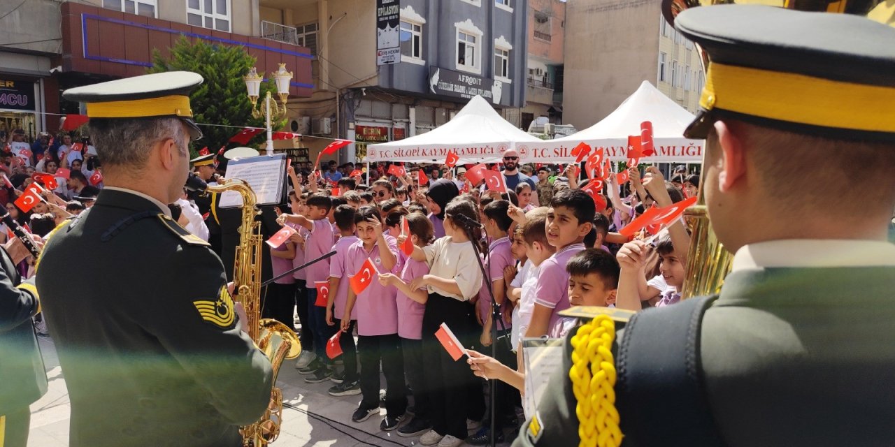 Silopi’de askeri bandodan halka açık konser