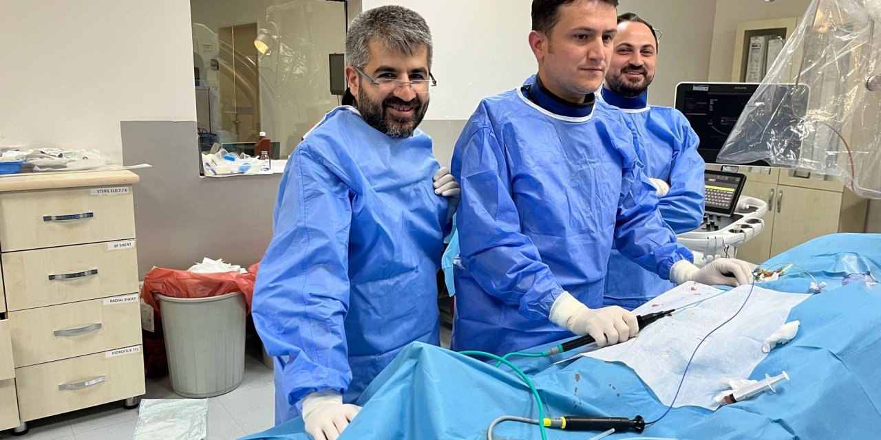 60 yaşındaki hasta,Üç kablolu pil ile hayata tutundu