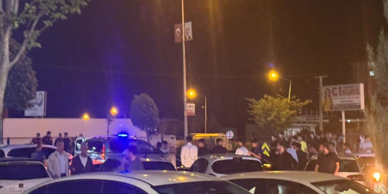 Kırmızı ışık ihlali yapan sürücü yaya geçidinde 4 kişiye çarptı