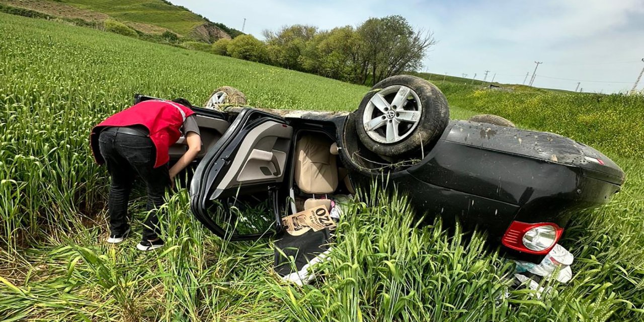 Tarlaya uçan otomobildeki 3 kişi yaralandı