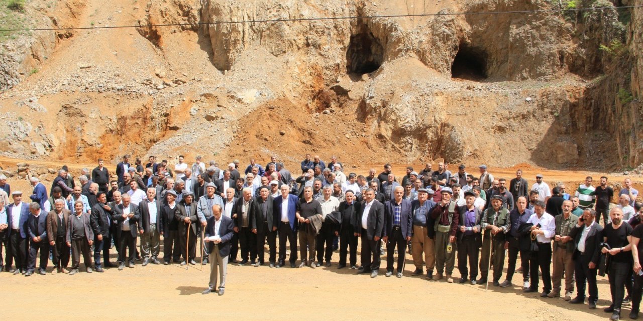 Hakkarililer “madenlere” karşı eylem başlattı