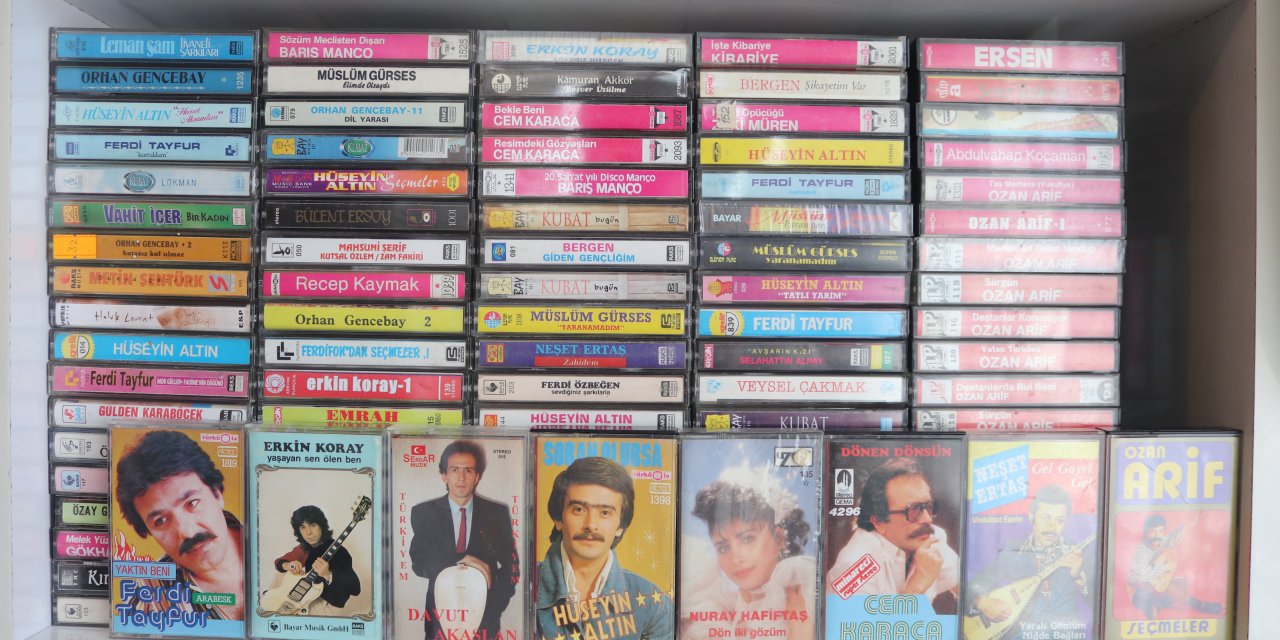 Biriktirdiği 10 bini aşkın kasetle nostalji keyfi yaşıyor hem de teknolojiye direniyor