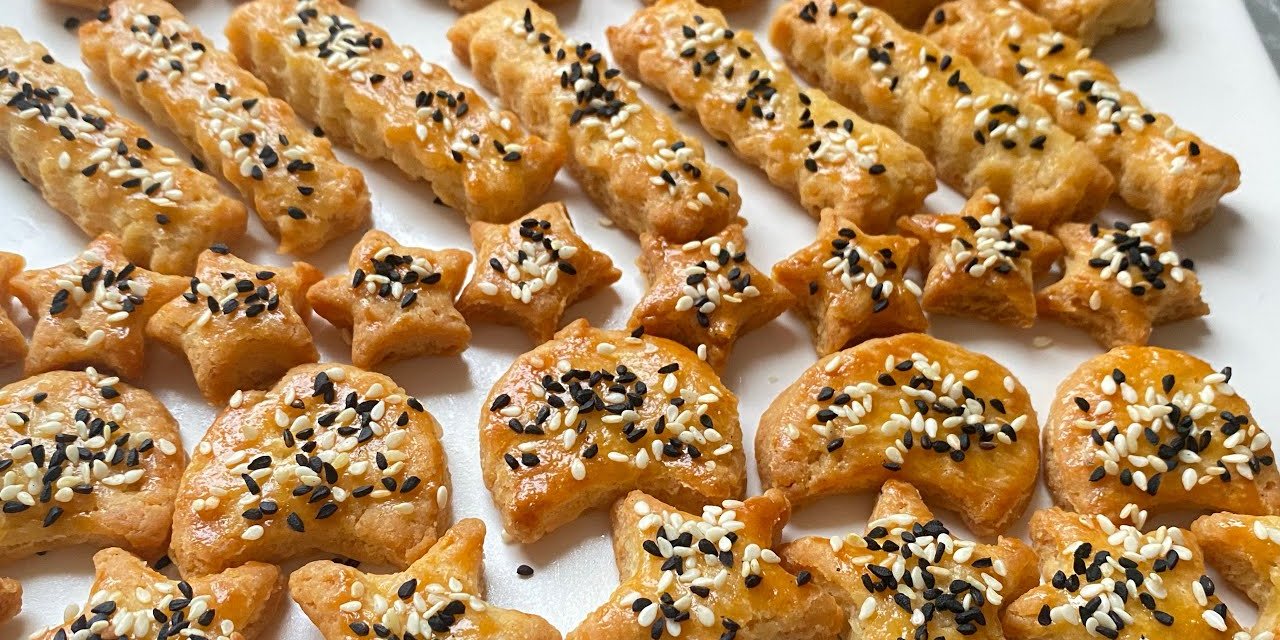 Pastane usulü oluyor ve 1 hafta bayatlamıyor. Kıyır kıyır tuzlu kurabiye tarifinin püf noktaları