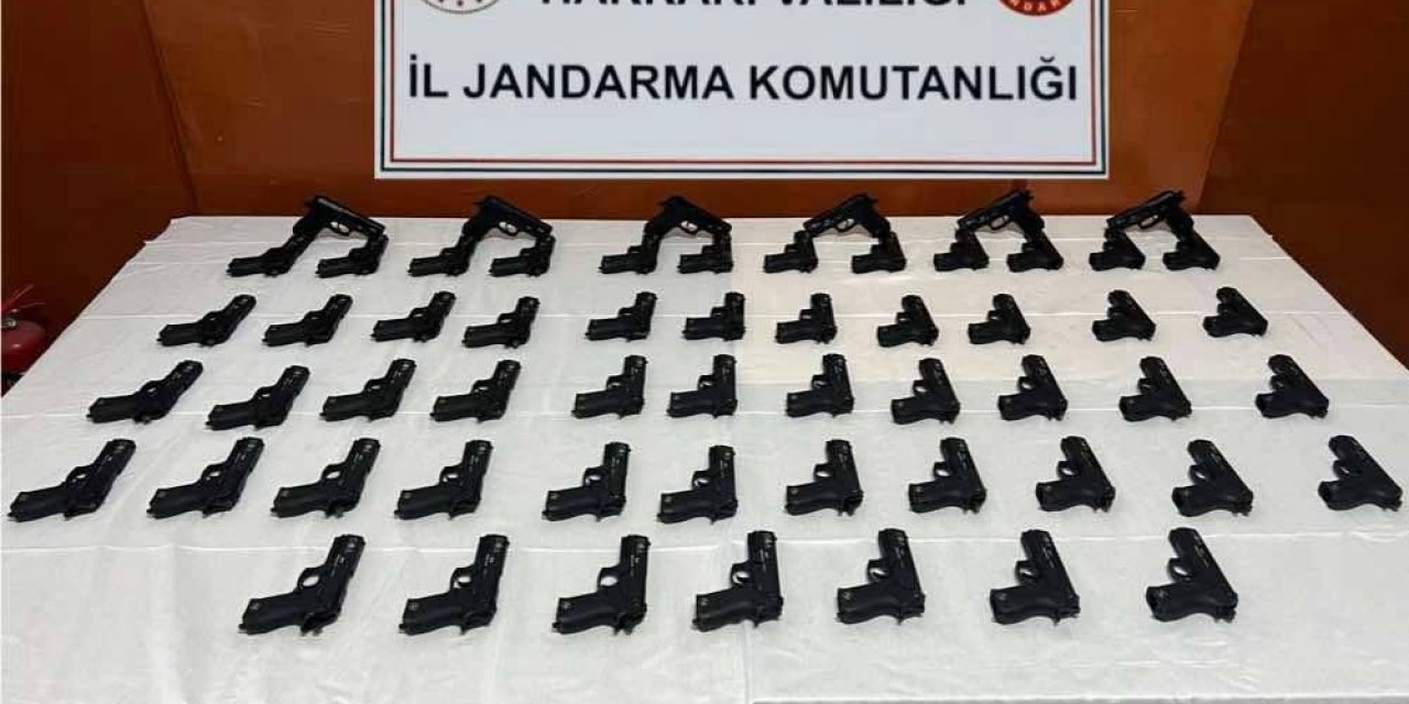 Hakkari'de bir minibüste 58 adet tabanca ele geçirildi