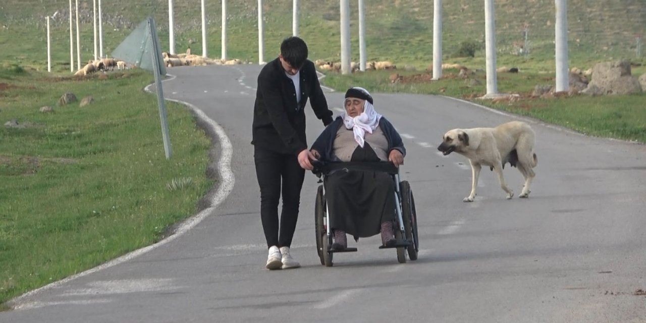 10 Yılın Ardından Tek Manzarası Tavan Olan Kadın, İyilik Ailesi Platformu Sayesinde Köy Meydanına Çıktı