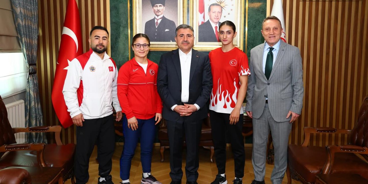 Vali Atay, Şırnak'ın gururu milli boksörleri makamında ağırladı