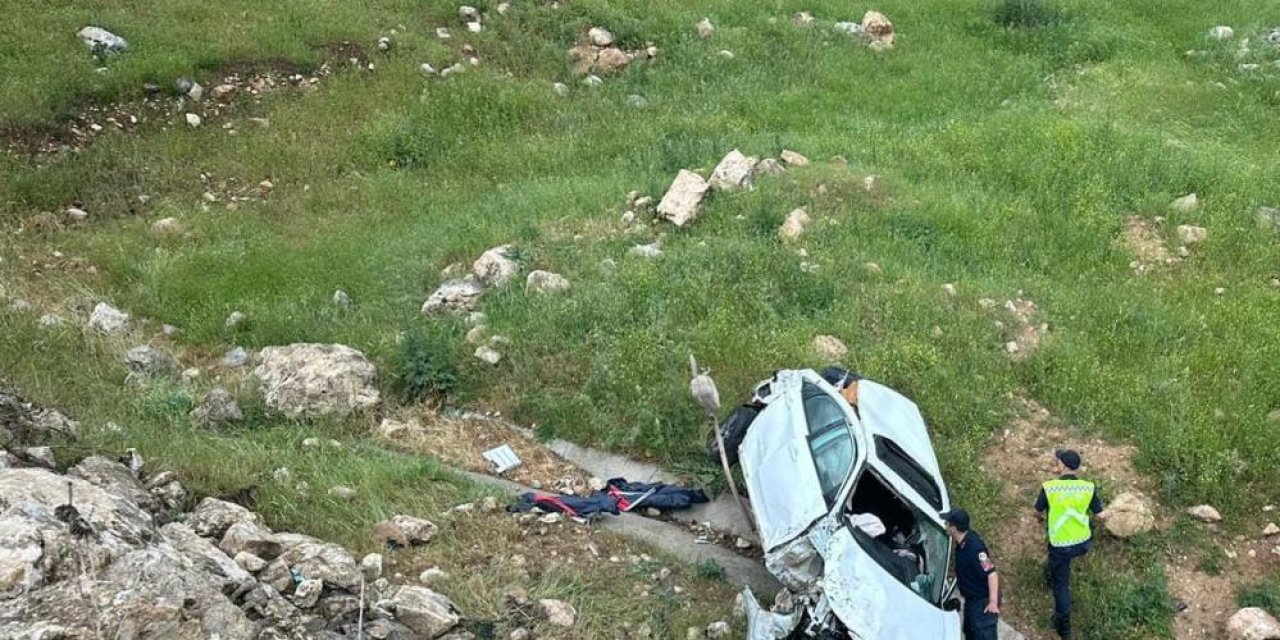Batman’da otomobil şarampole devrildi: 2 yaralı