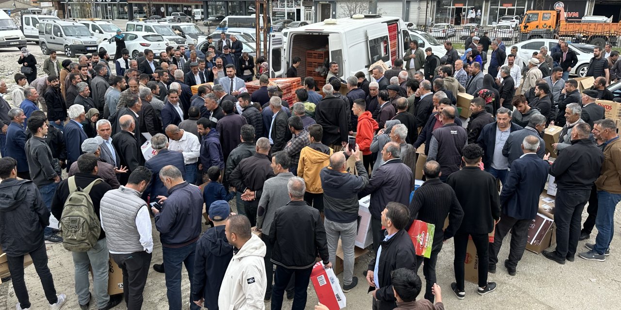 Yüksekova'da Uygun Fiyata Tavuk ve Horoz Satışı, Halkı Harekete Geçirdi