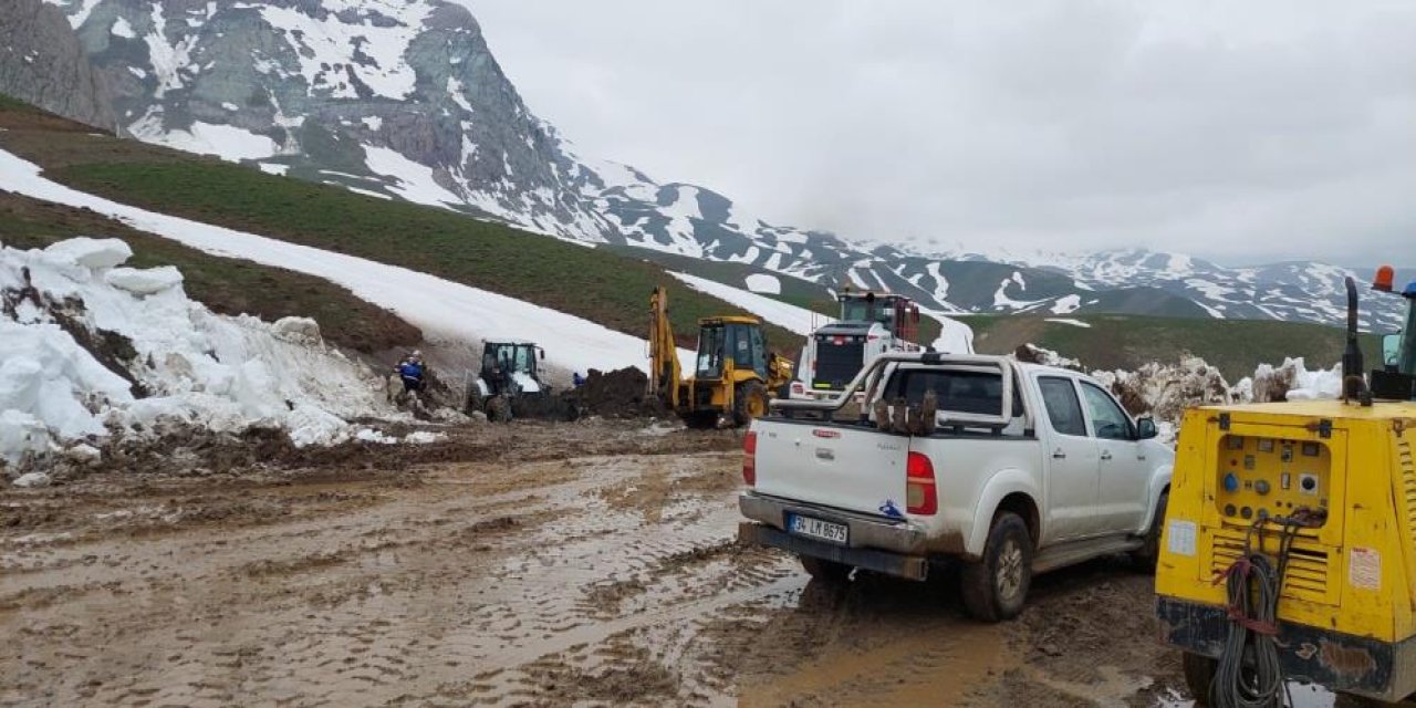 Mayıs ayında karlı yolları aşarak su arızasına müdahale ettiler