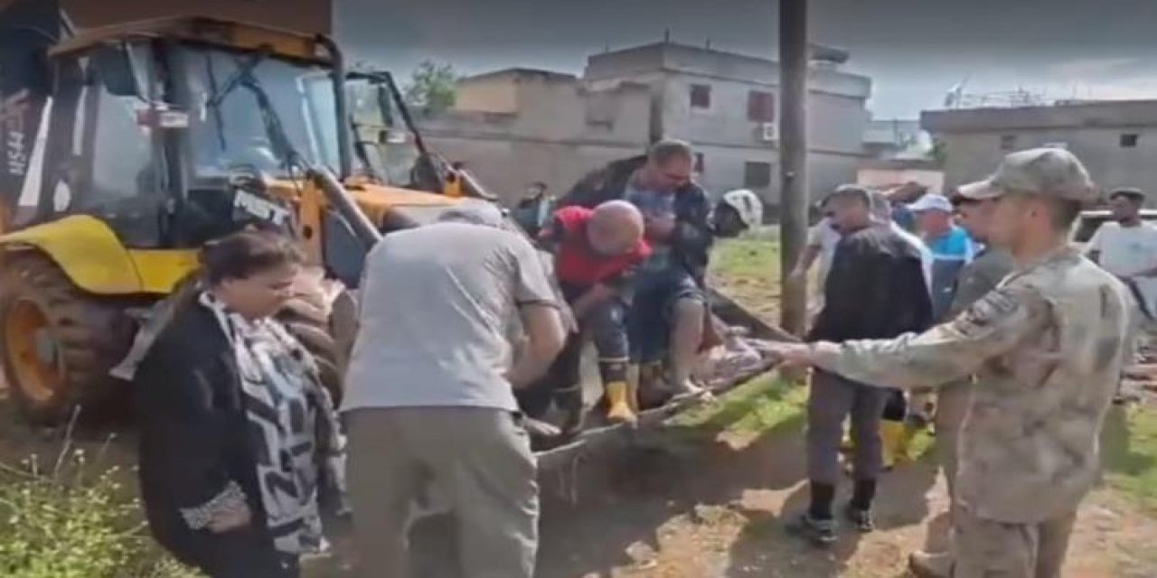 Şanlıurfa'da Yağmur nedeniyle çıktıkları damda mahsur kalan yaşlı çift kurtarıldı