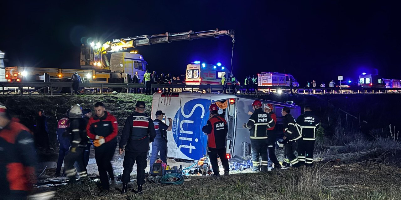 Otoyolda otobüs şarampole yuvarlandı: 2 ölü, 40 yaralı