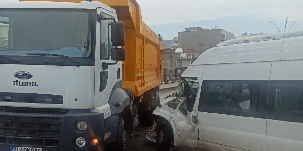 Cizre'de öğrencileri taşıyan servis aracı kaza yaptı:10 yaralı