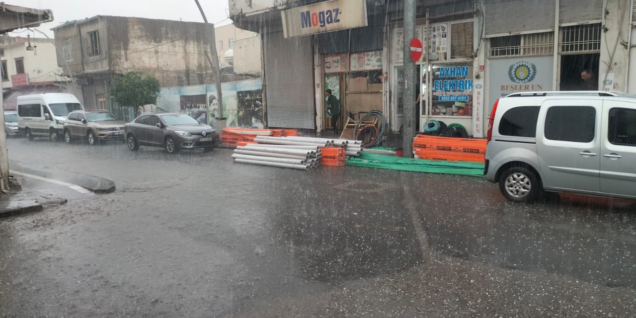 Cizre’de dolu ile karışık yağan yağmur hayatı olumsuz etkiledi