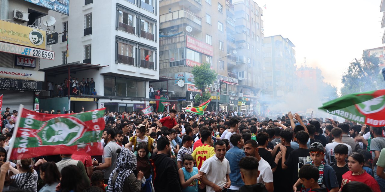Amedspor’un şampiyonluk kutlamalarında havaya ateş açıldı gözaltılar başladı