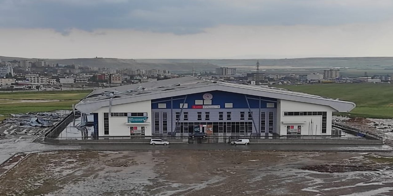 Cizre Kapalı Spor Salonu çatısı Şiddetli Rüzgâr ve sağanak yağışta uçtu