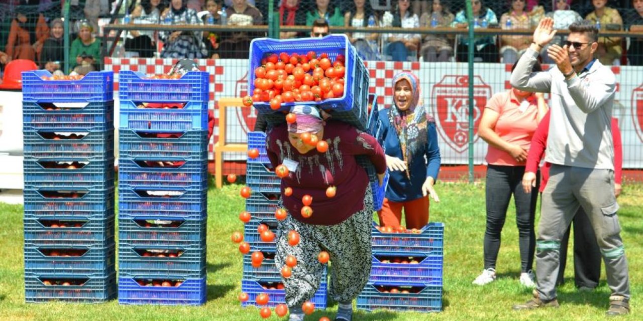 Kadınlar domates kasası yarışmasında erkeklere taş çıkarttı