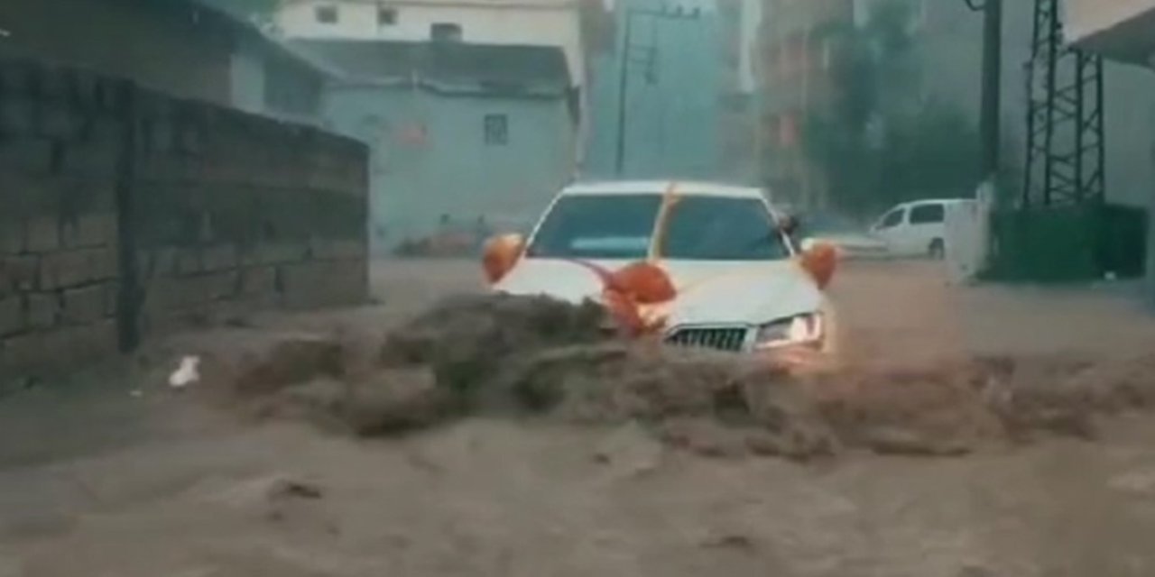 Cizre'den sel manzaraları,gelin arabası böyle suların ortasında kaldı