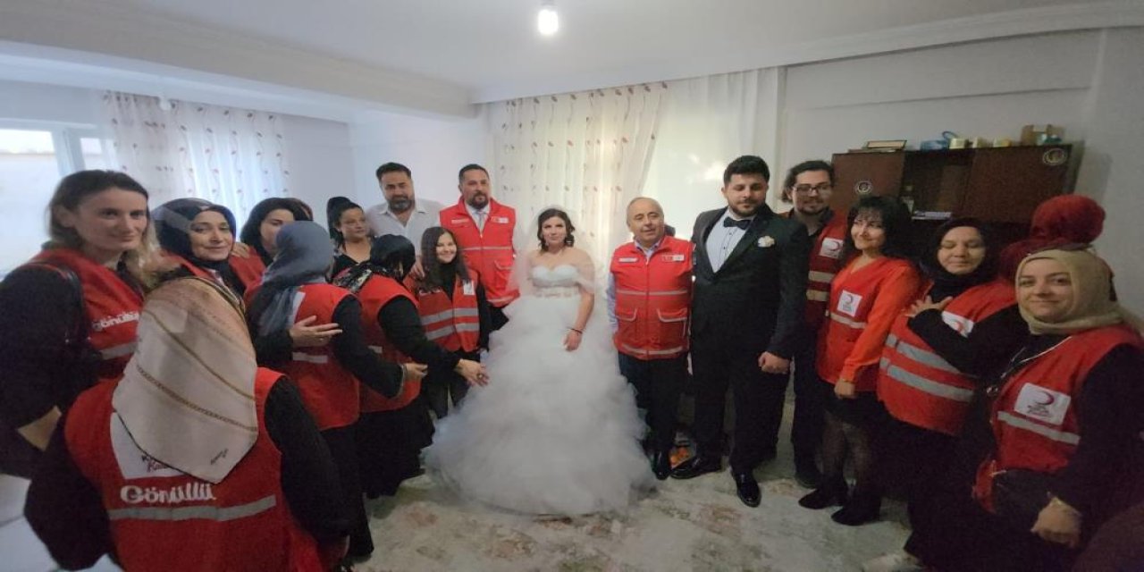 Enkazdan sağ çıkan Hediye hayırseverlerin desteğiyle dünyaevine girdi