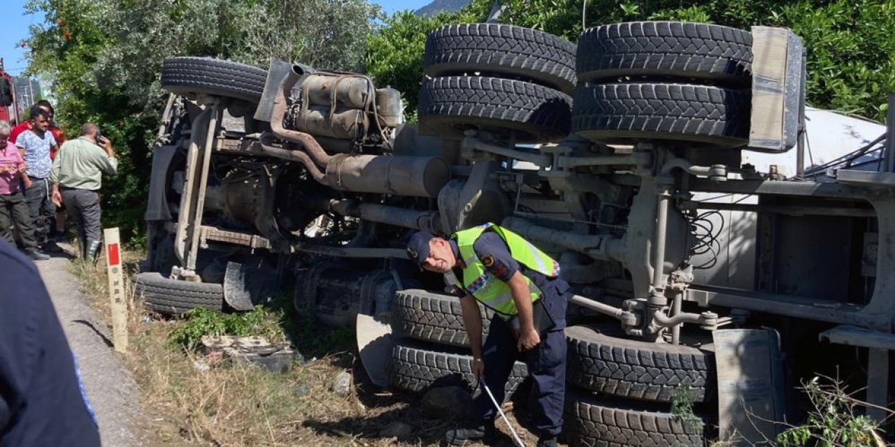 Beton mikserinin içinde sıkışan sürücüyü itfaiye ekipleri kurtardı
