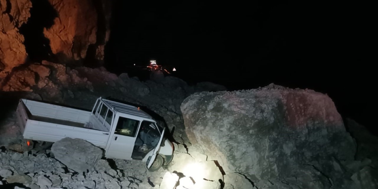 Hakkari-Çukurca Karayolu Dev Kayaların Düşmesiyle Ulaşıma Kapandı