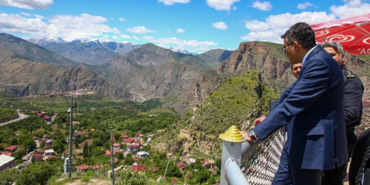 Vali Çelik, Çukurca'ya hayran kaldı